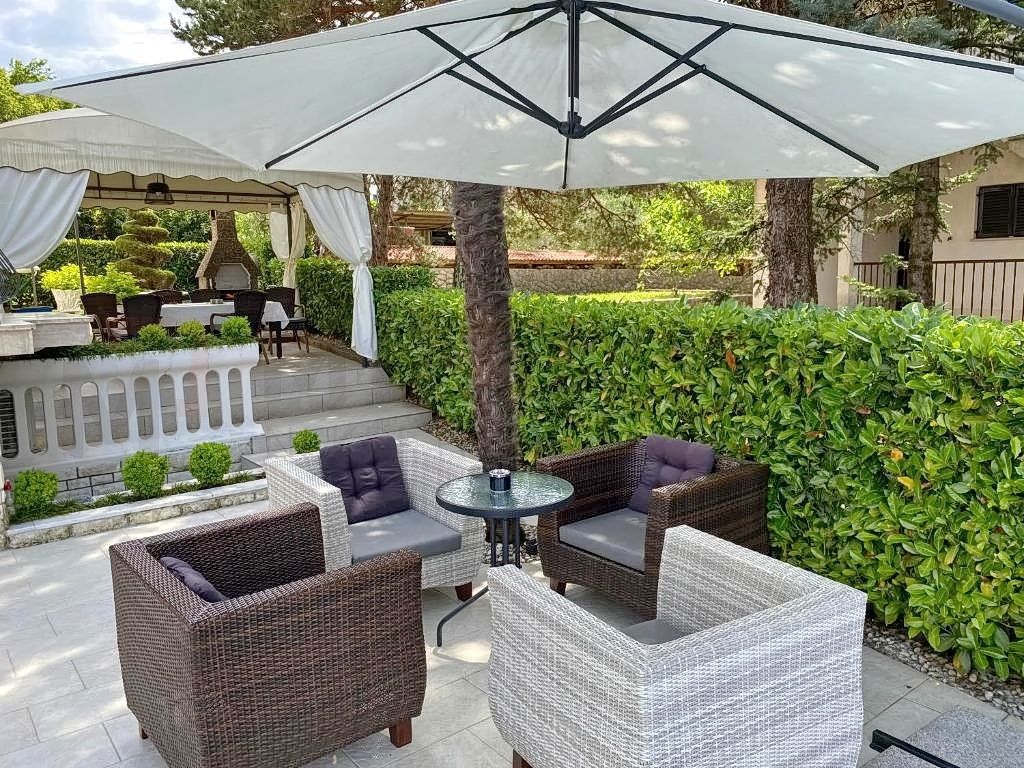 Malinska, hiša z dvema ločenima apartmajema, bazenom in razgledom!