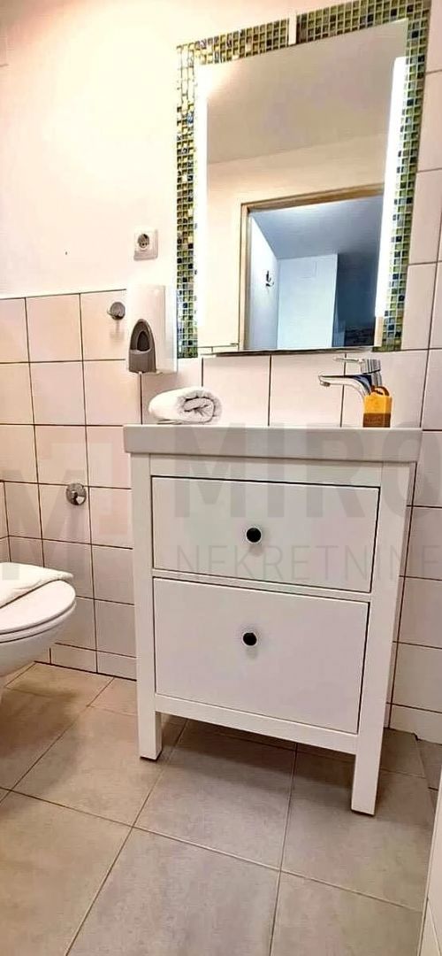 Mesto Krk, opremljeno stanovanje v kleti z vrtom!