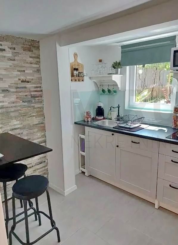 Mesto Krk, opremljeno stanovanje v kleti z vrtom!