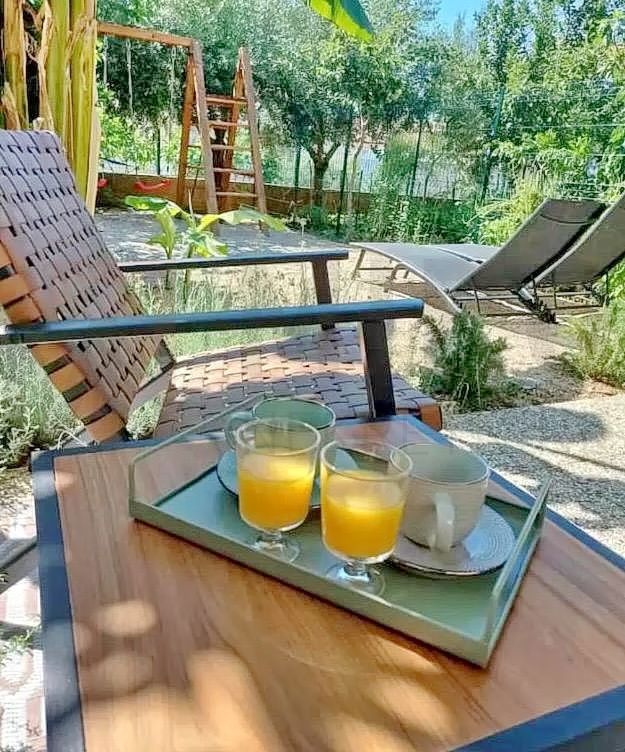 Mesto Krk, opremljeno stanovanje v kleti z vrtom!