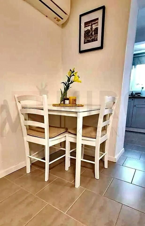 Mesto Krk, opremljeno stanovanje v kleti z vrtom!