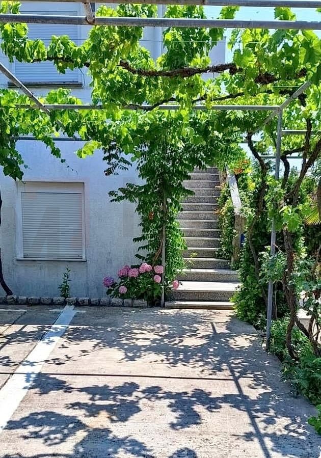 Mesto Krk, opremljeno stanovanje v kleti z vrtom!