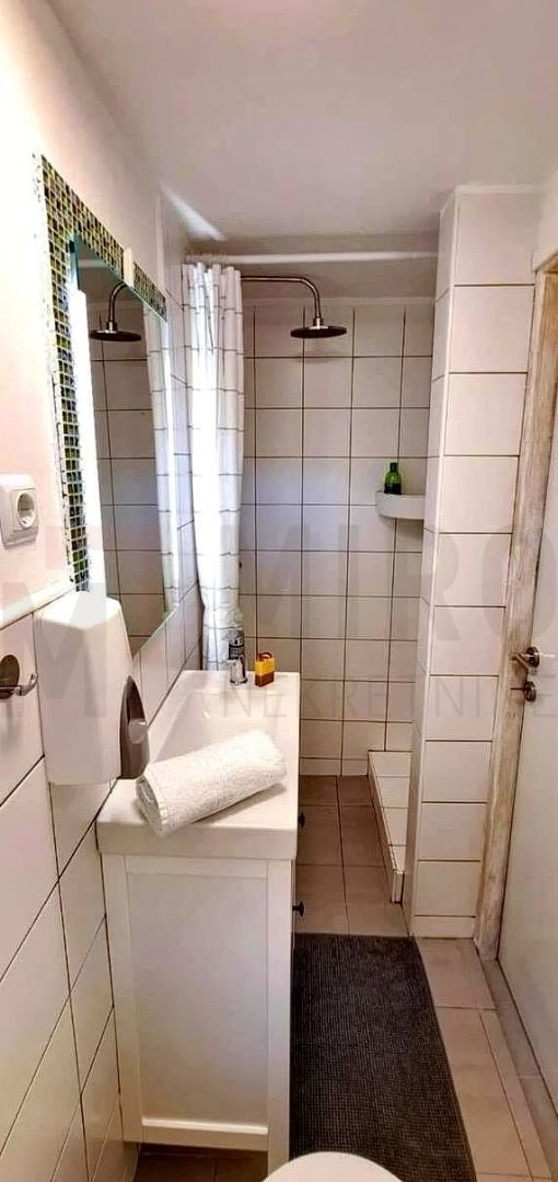 Mesto Krk, opremljeno stanovanje v kleti z vrtom!