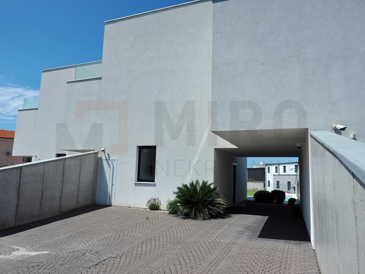 Malinska, ekskluzivna luksuzna vrstna vila z bazenom 200 m od morja, PRODAJA!
