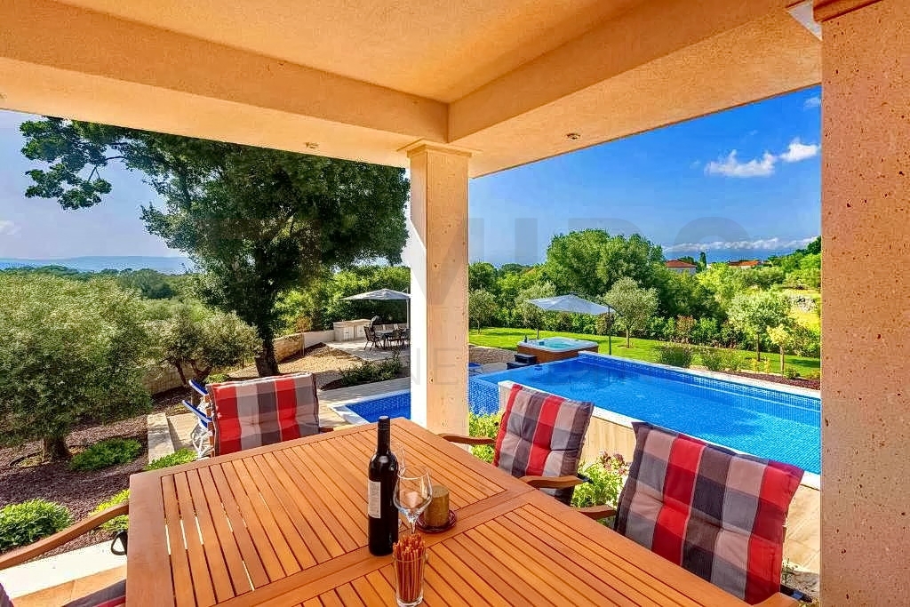 Malinska, okolica, mediteranska kamnita vila z bazenom in pogledom na morje!