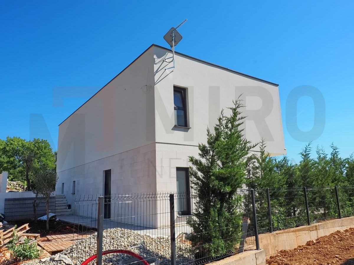 Krk, širše območje, moderna vila z bazenom in pogledom na morje v izgradnji!