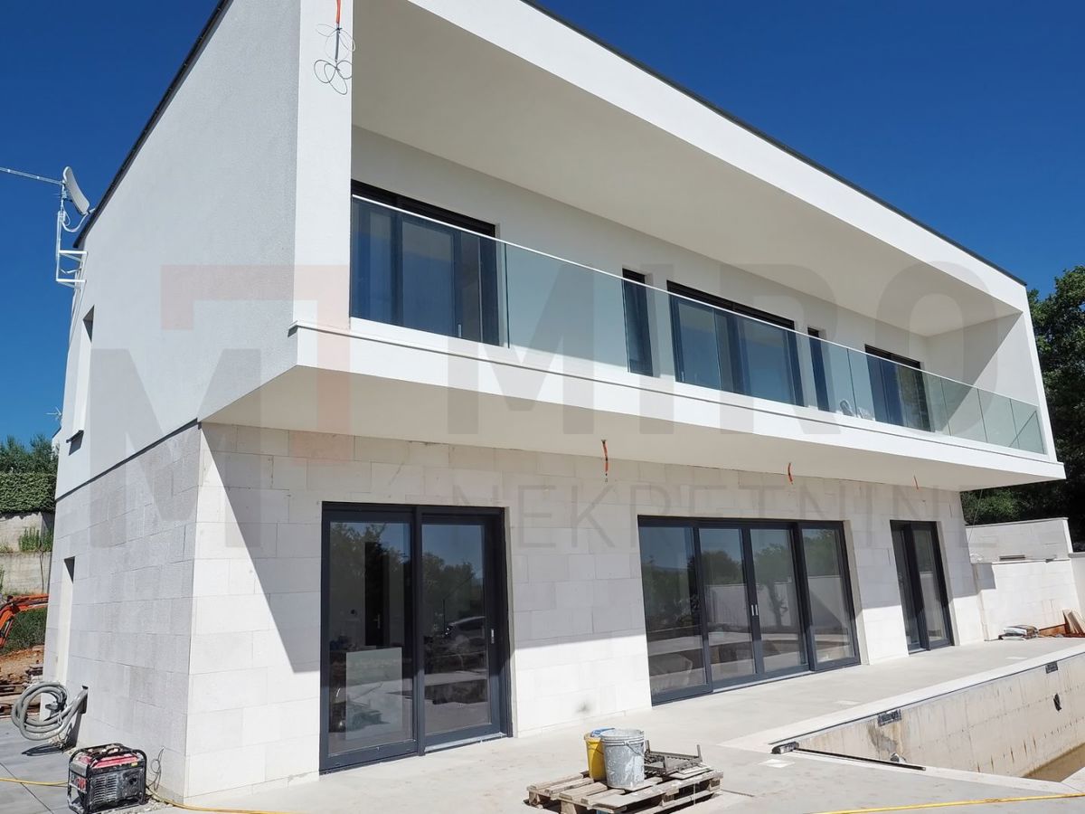 Krk, širše območje, moderna vila z bazenom in pogledom na morje v izgradnji!