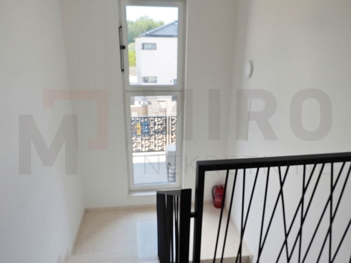 Malinska, novogradnja, prostoren apartma z vrtom, PRODAJA!