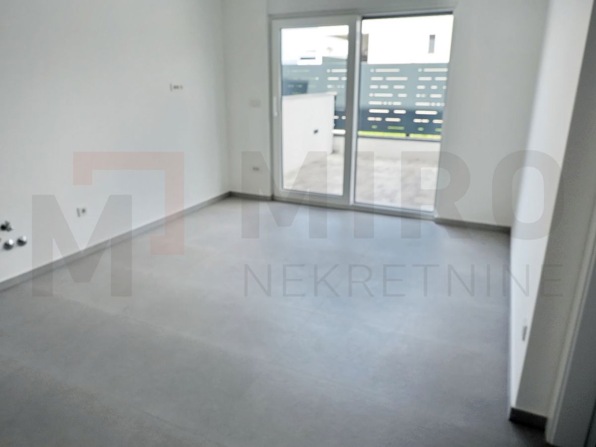 Malinska, novogradnja, prostoren apartma z vrtom, PRODAJA!