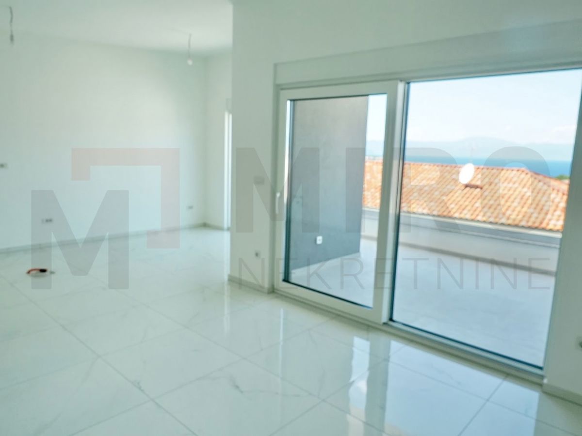 Malinska, novogradnja, prostoren apartma z vrtom, PRODAJA!