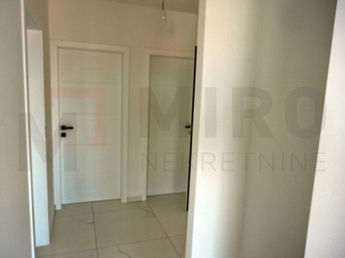 Malinska, novogradnja, prostoren apartma z vrtom, PRODAJA!