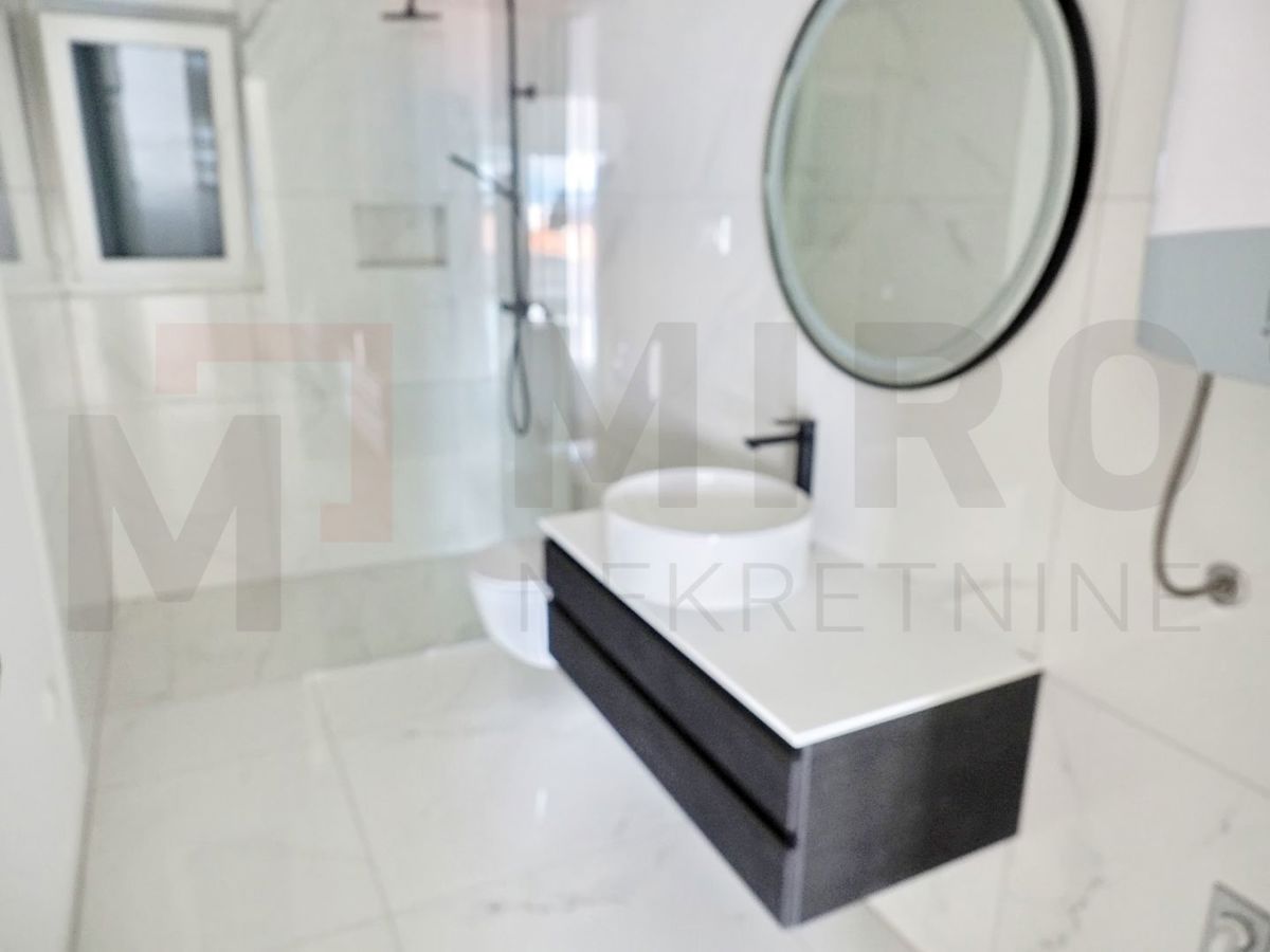 Malinska, novogradnja, prostoren apartma z vrtom, PRODAJA!