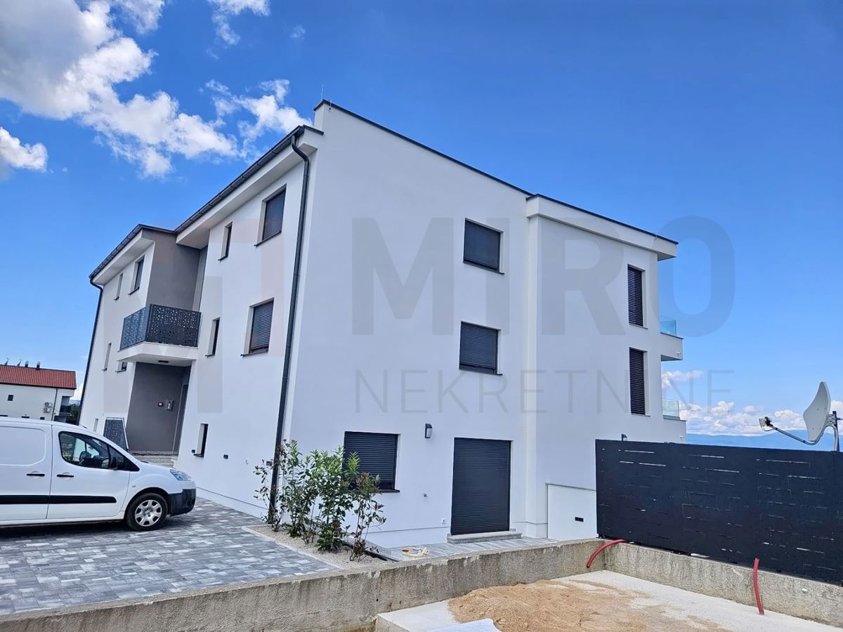 Malinska, novogradnja, prostoren apartma z vrtom, PRODAJA!