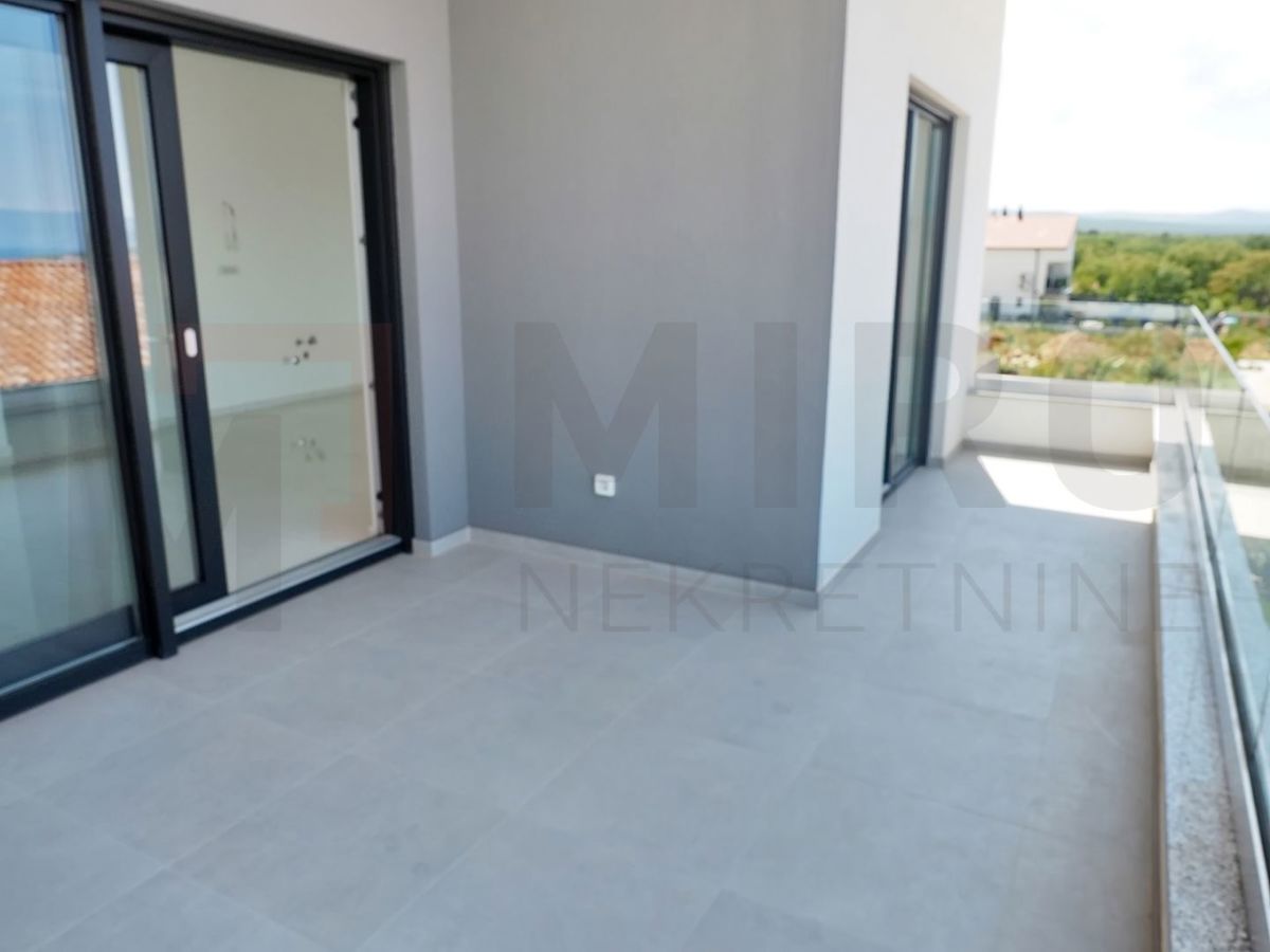 Malinska, novogradnja, prostoren apartma z vrtom, PRODAJA!
