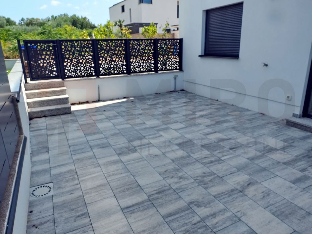 Malinska, novogradnja, prostoren apartma z vrtom, PRODAJA!