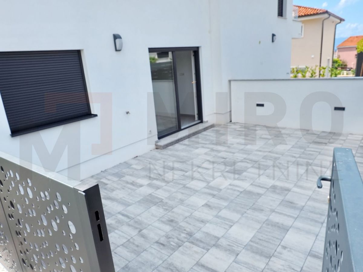 Malinska, novogradnja, prostoren apartma z vrtom, PRODAJA!