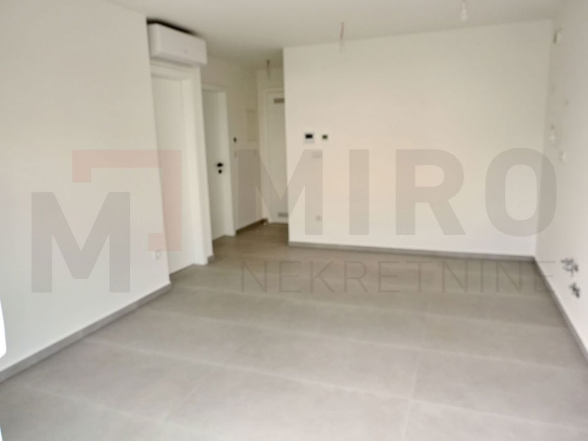 Malinska, novogradnja, prostoren apartma z vrtom, PRODAJA!