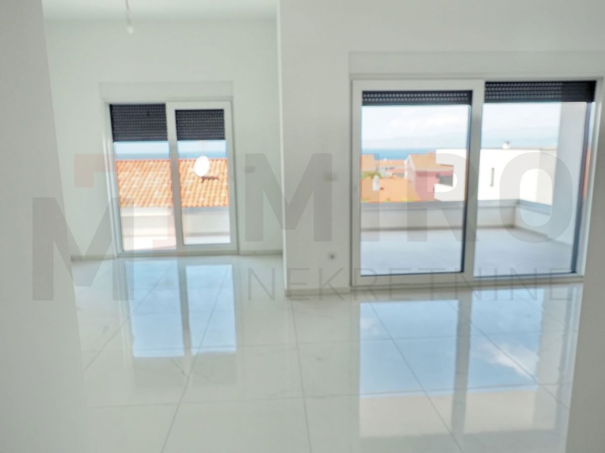 Malinska, novogradnja, prostoren apartma z vrtom, PRODAJA!