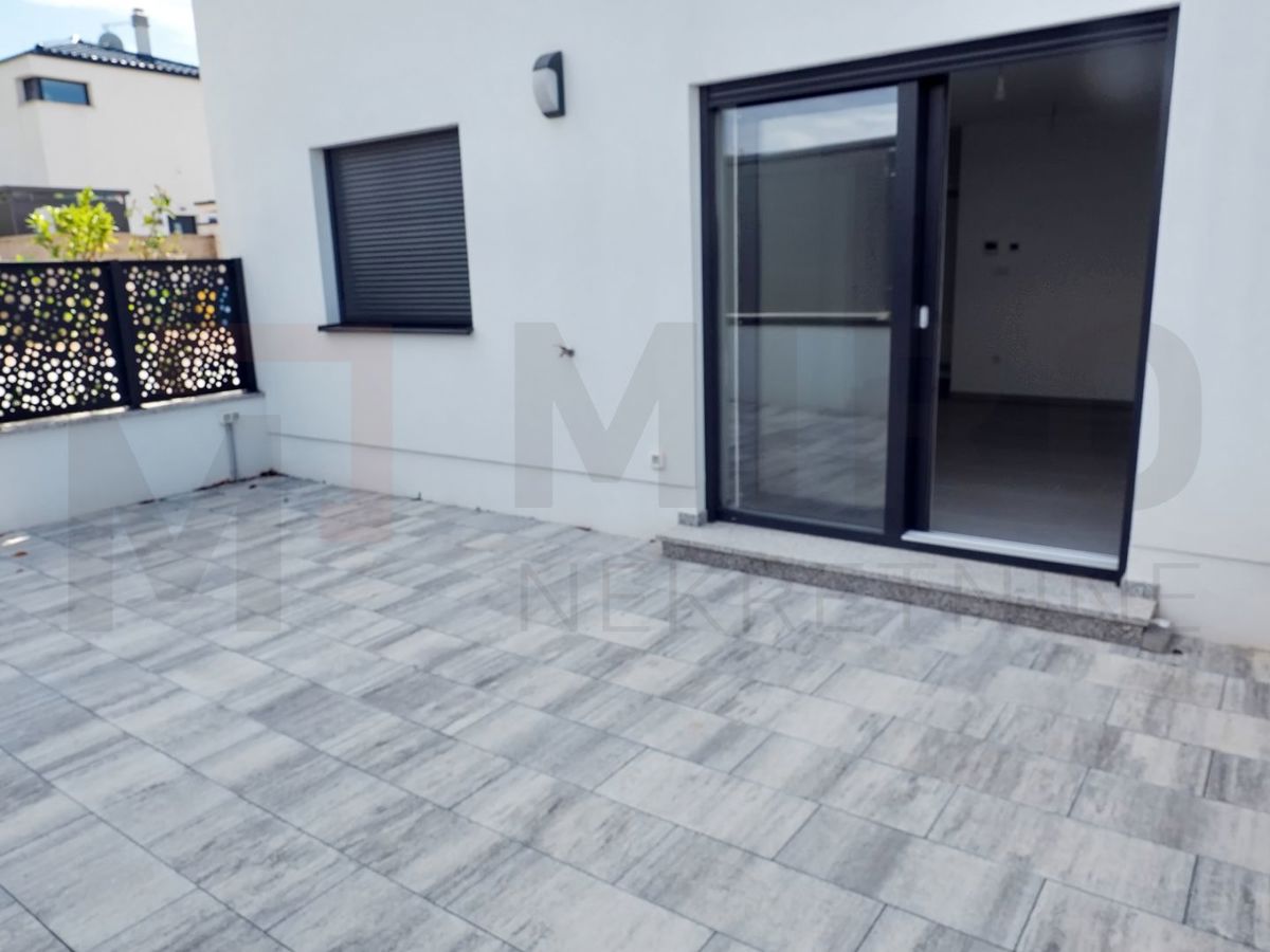 Malinska, novogradnja, prostoren apartma z vrtom, PRODAJA!
