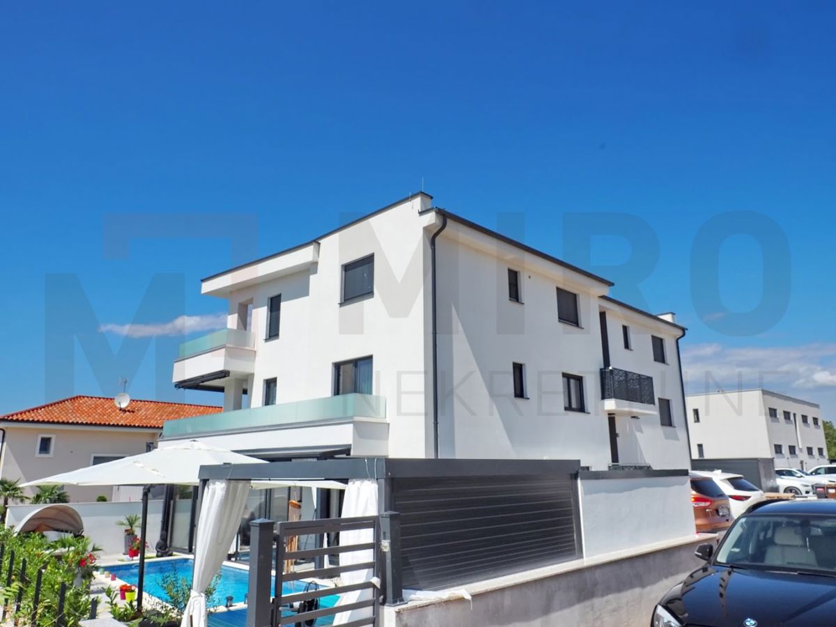 Malinska, novogradnja, prostoren apartma z vrtom, PRODAJA!