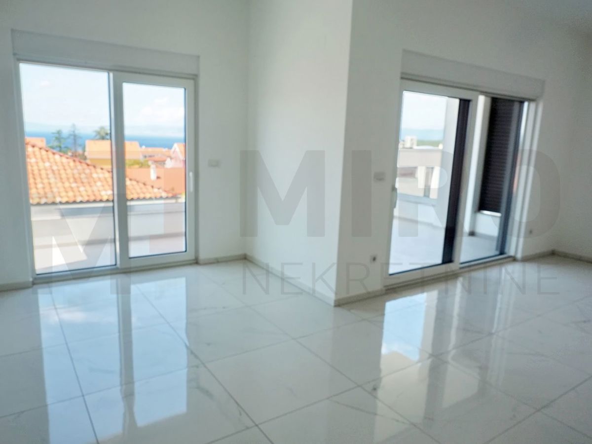 Malinska, novogradnja, prostoren apartma z vrtom, PRODAJA!