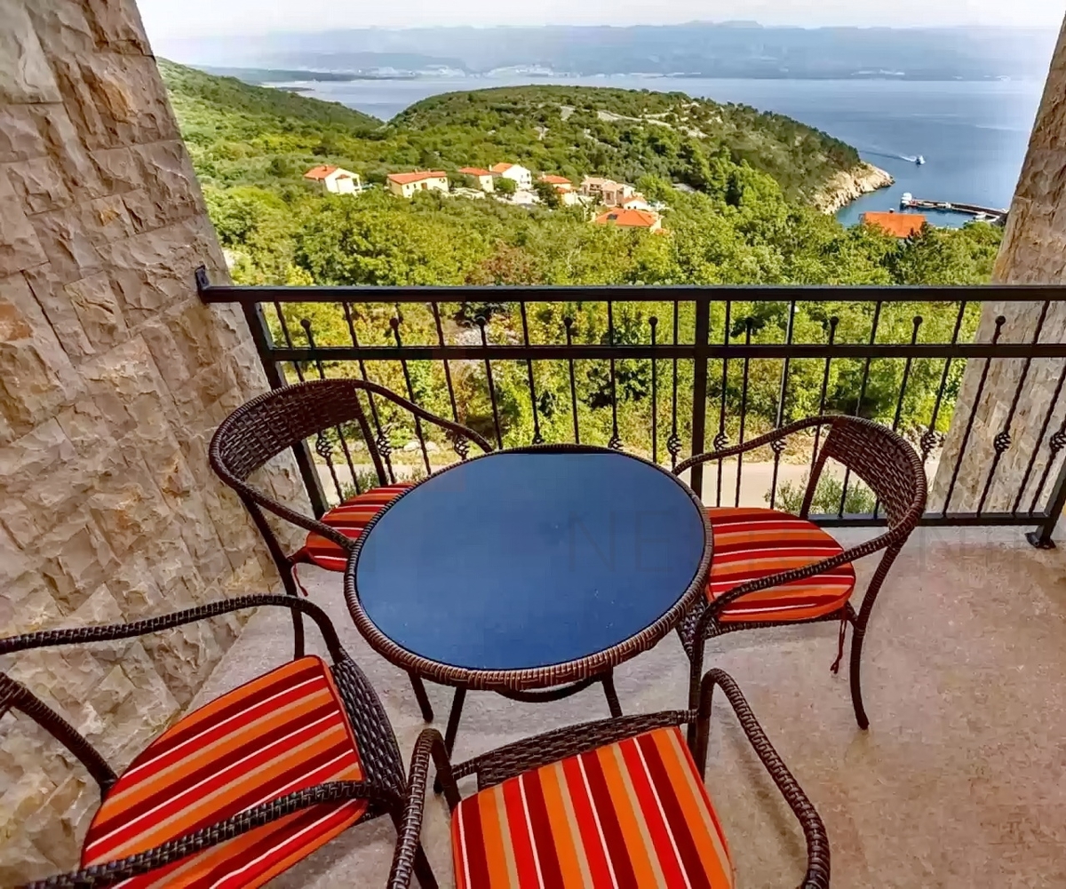 Vrbnik, opremljeno dvosobno stanovanje s panoramskim pogledom na morje!