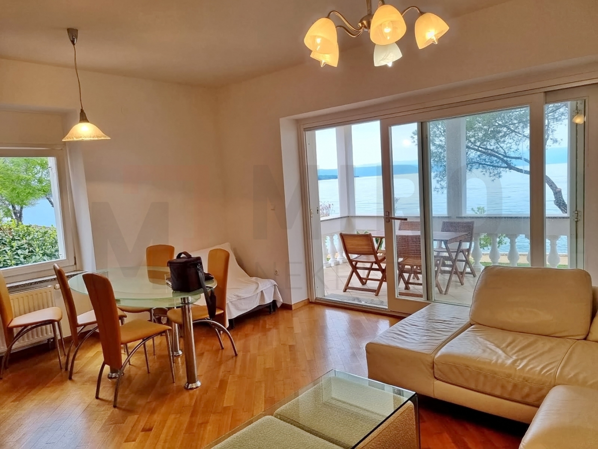 Malinska, komforten apartma prva vrsta do morja, PRODAJA!