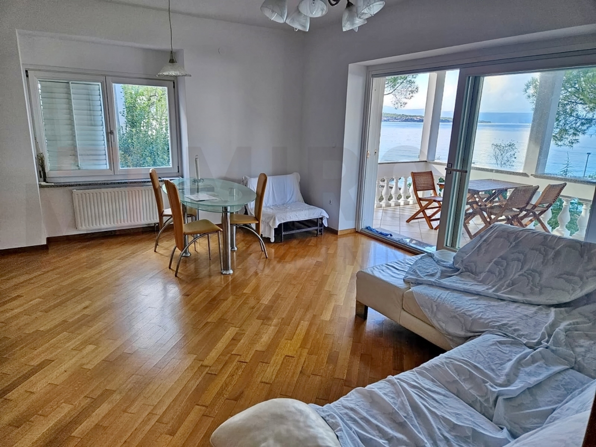 Malinska, komforten apartma prva vrsta do morja, PRODAJA!