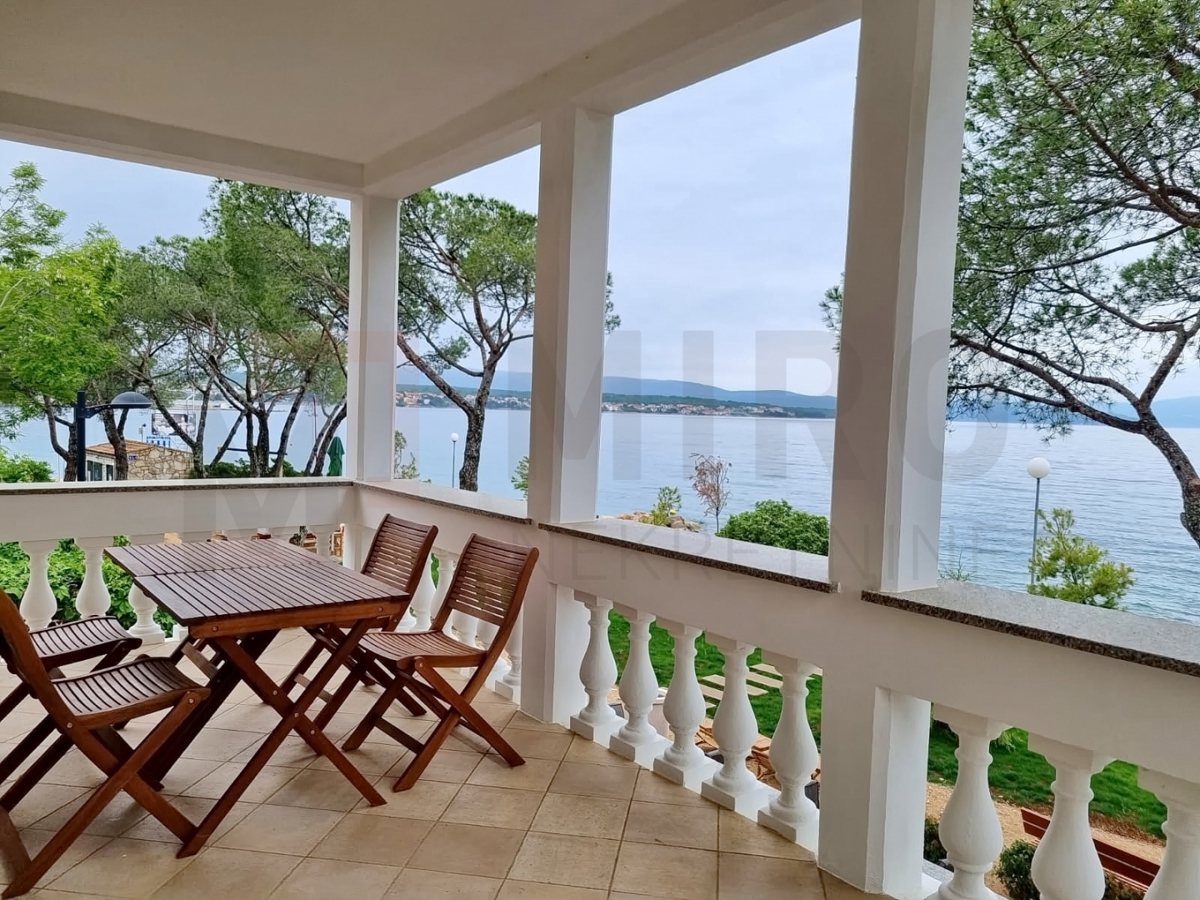 Malinska, komforten apartma prva vrsta do morja, PRODAJA!