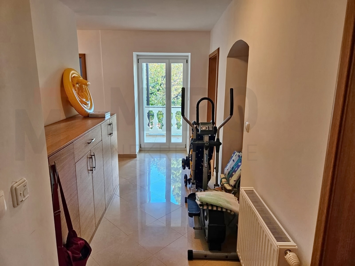 Malinska, komforten apartma prva vrsta do morja, PRODAJA!