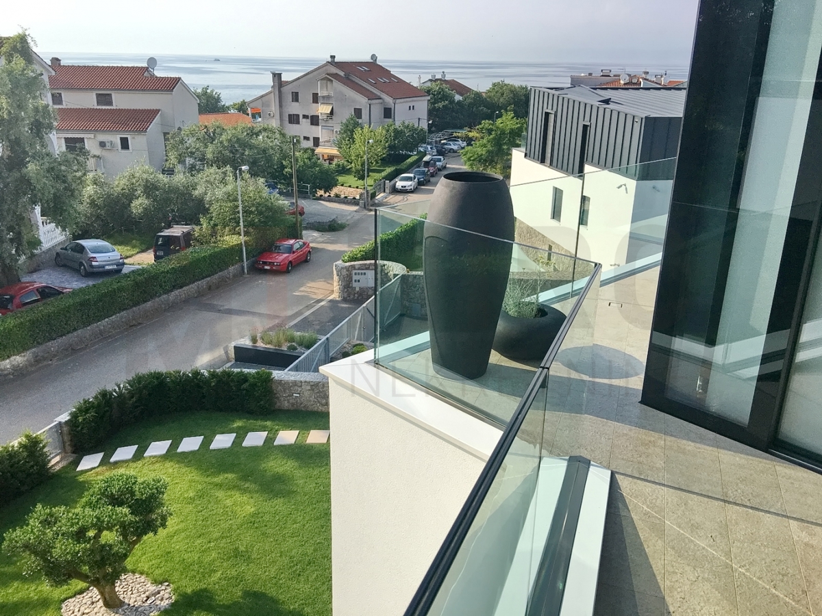 Malinska, ekskluzivni penthouse z bazenom na odlični lokaciji 80 m od morja!