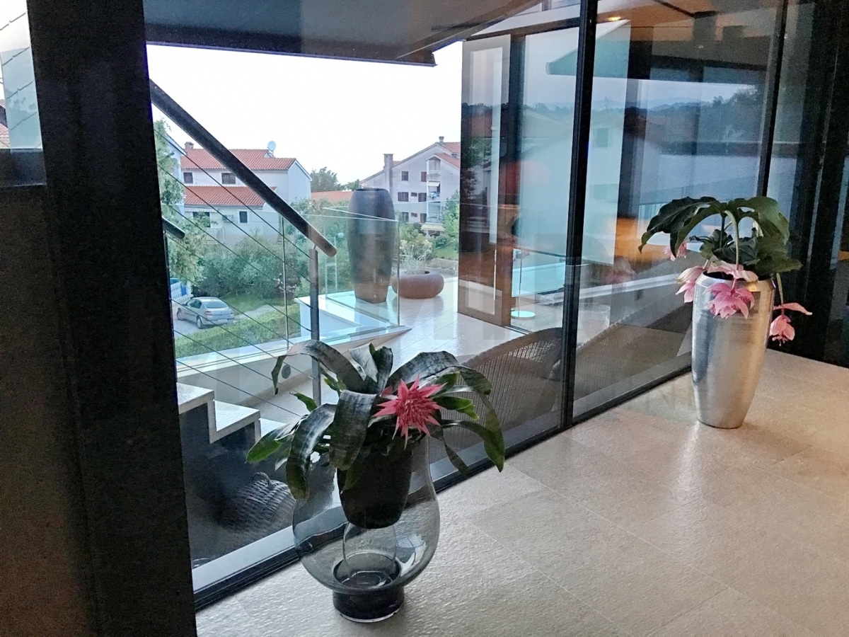 Malinska, ekskluzivni penthouse z bazenom na odlični lokaciji 80 m od morja!