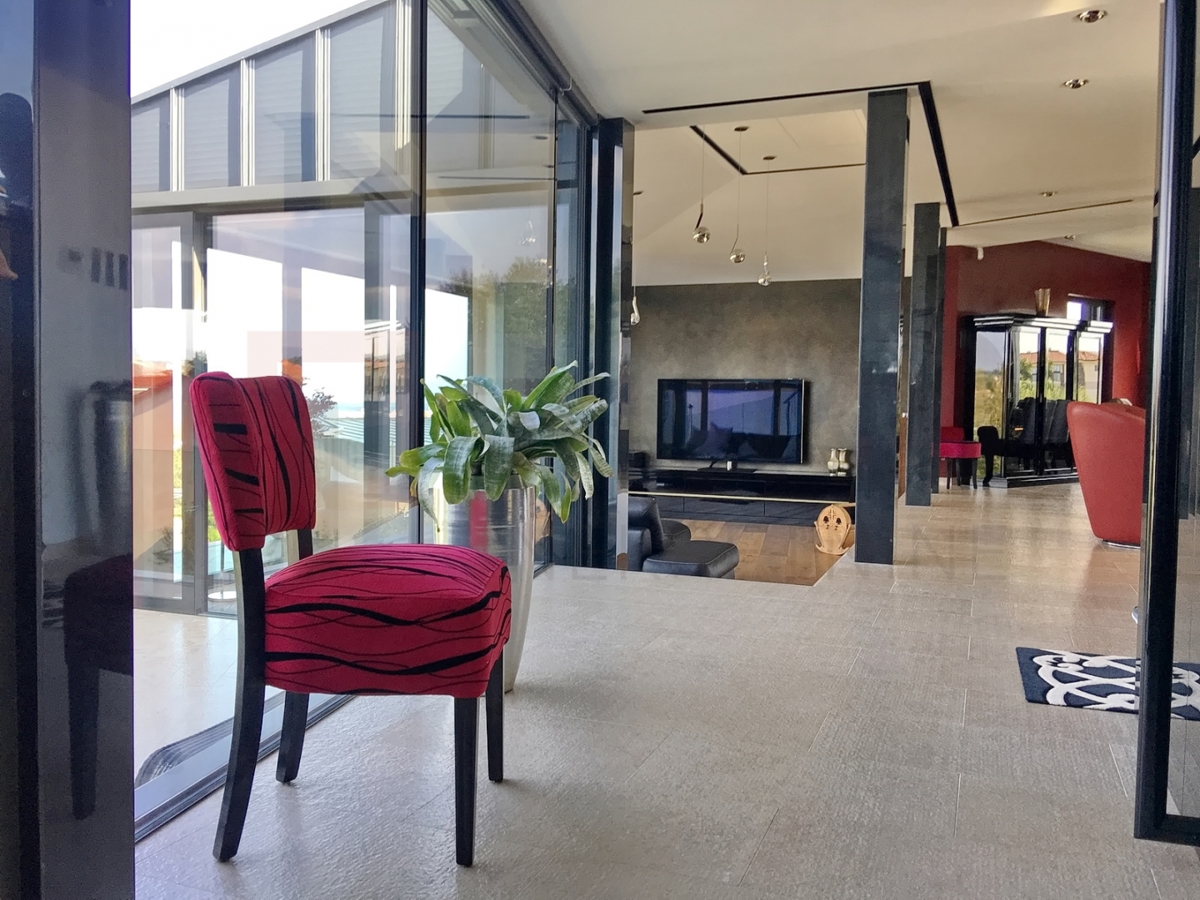 Malinska, ekskluzivni penthouse z bazenom na odlični lokaciji 80 m od morja!