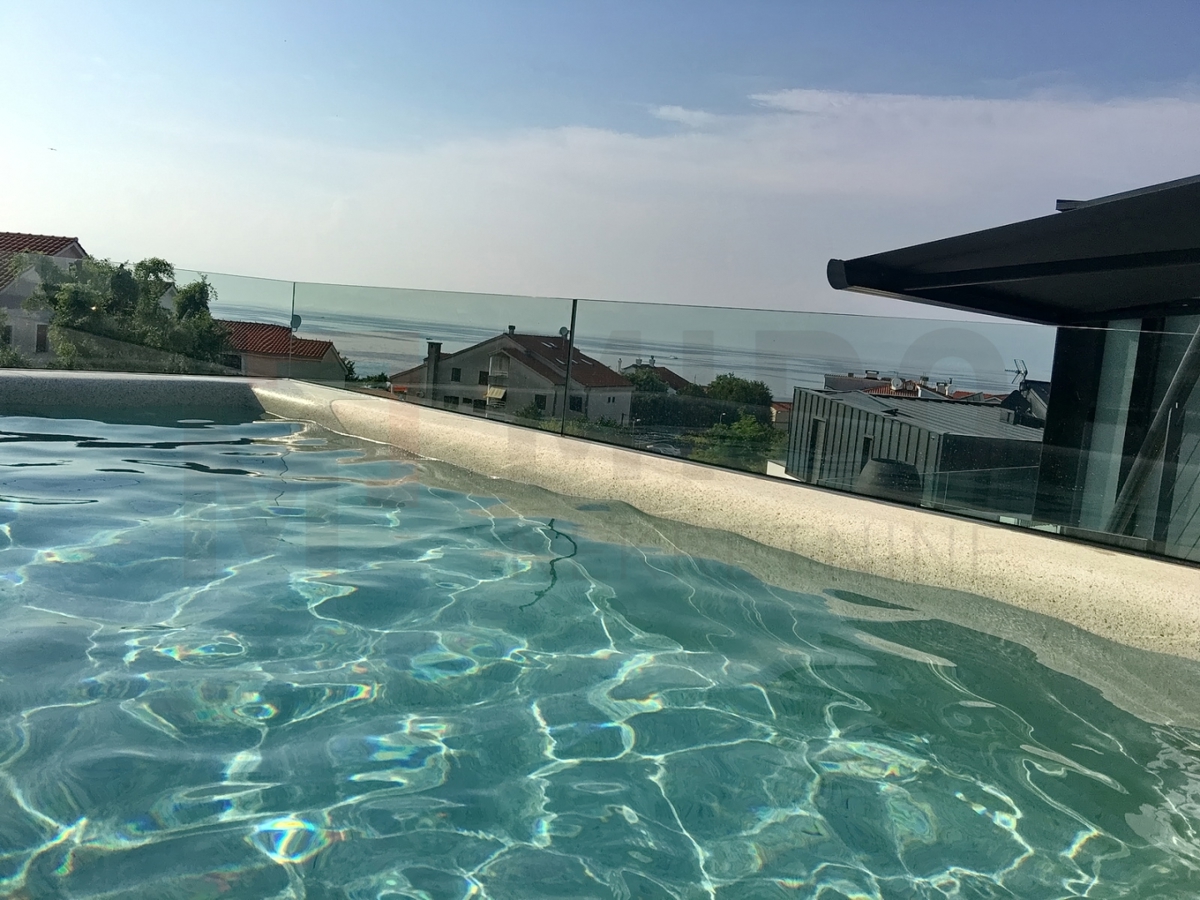 Malinska, ekskluzivni penthouse z bazenom na odlični lokaciji 80 m od morja!