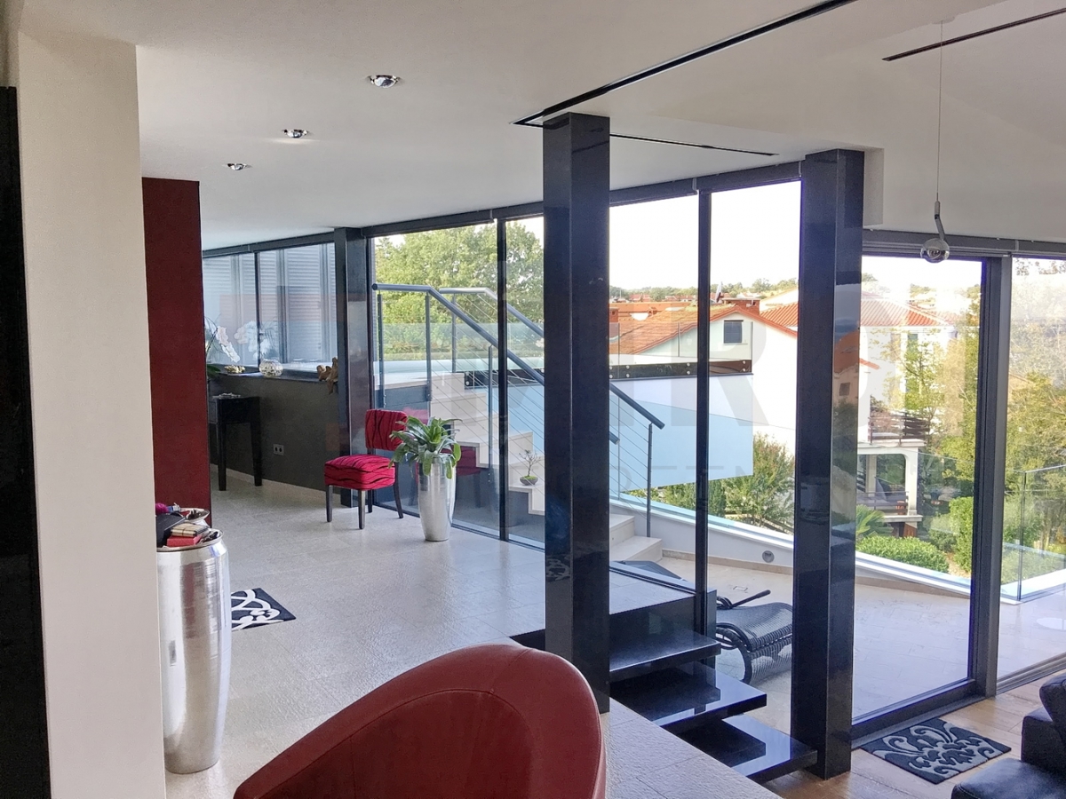 Malinska, ekskluzivni penthouse z bazenom na odlični lokaciji 80 m od morja!
