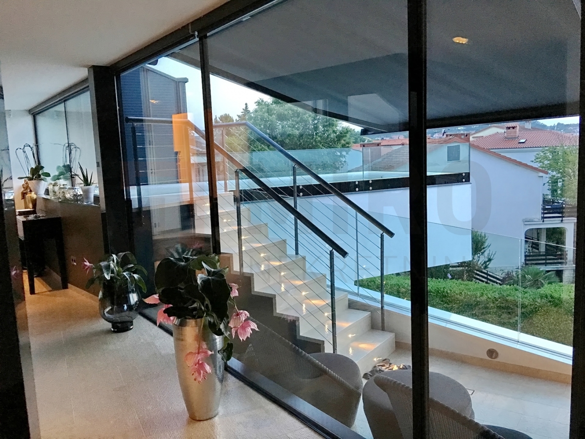 Malinska, ekskluzivni penthouse z bazenom na odlični lokaciji 80 m od morja!