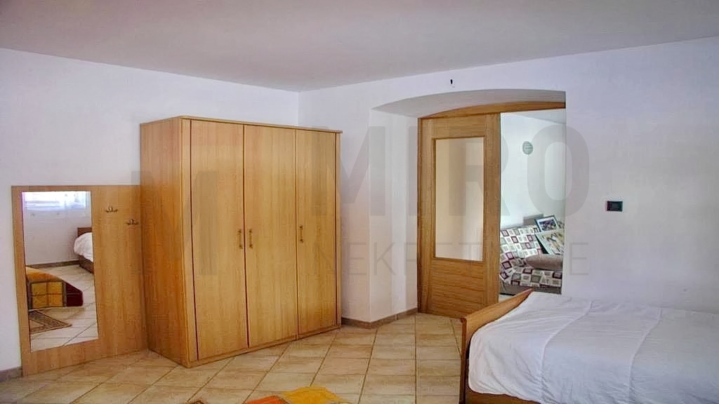 Malinska, hiša z 2 apartmajema, prva vrsta do morja, PRODAJA!
