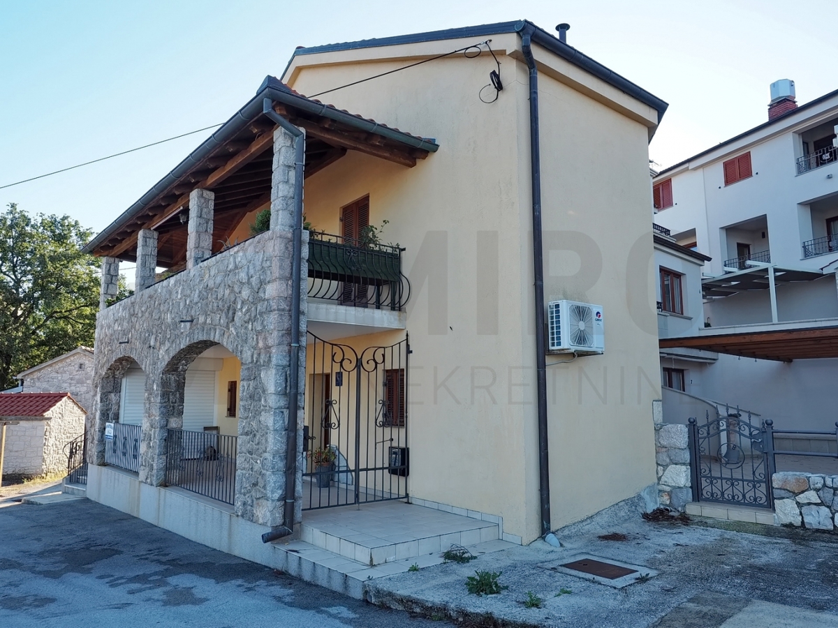 Malinska, hiša z 2 apartmajema, prva vrsta do morja, PRODAJA!