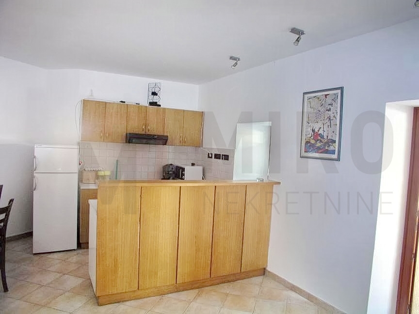 Malinska, hiša z 2 apartmajema, prva vrsta do morja, PRODAJA!