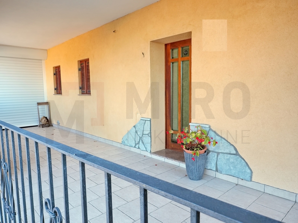 Malinska, hiša z 2 apartmajema, prva vrsta do morja, PRODAJA!