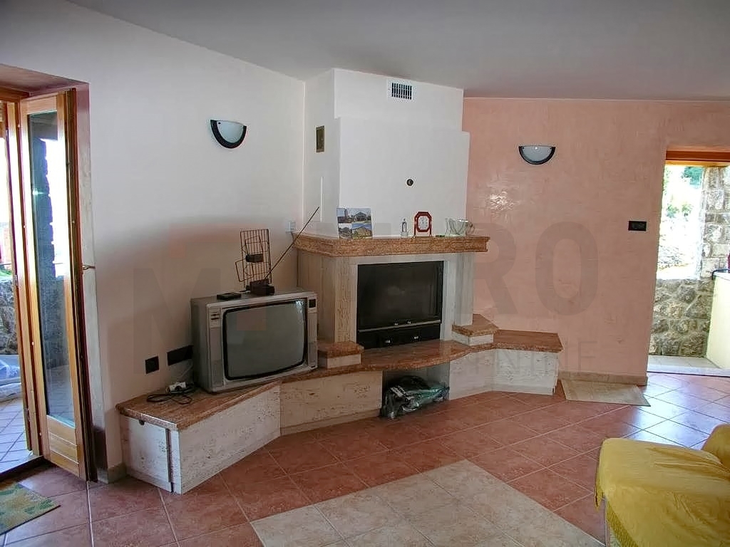 Malinska, hiša z 2 apartmajema, prva vrsta do morja, PRODAJA!