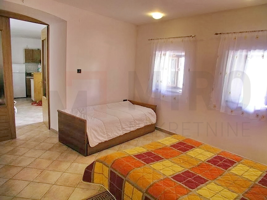 Malinska, hiša z 2 apartmajema, prva vrsta do morja, PRODAJA!