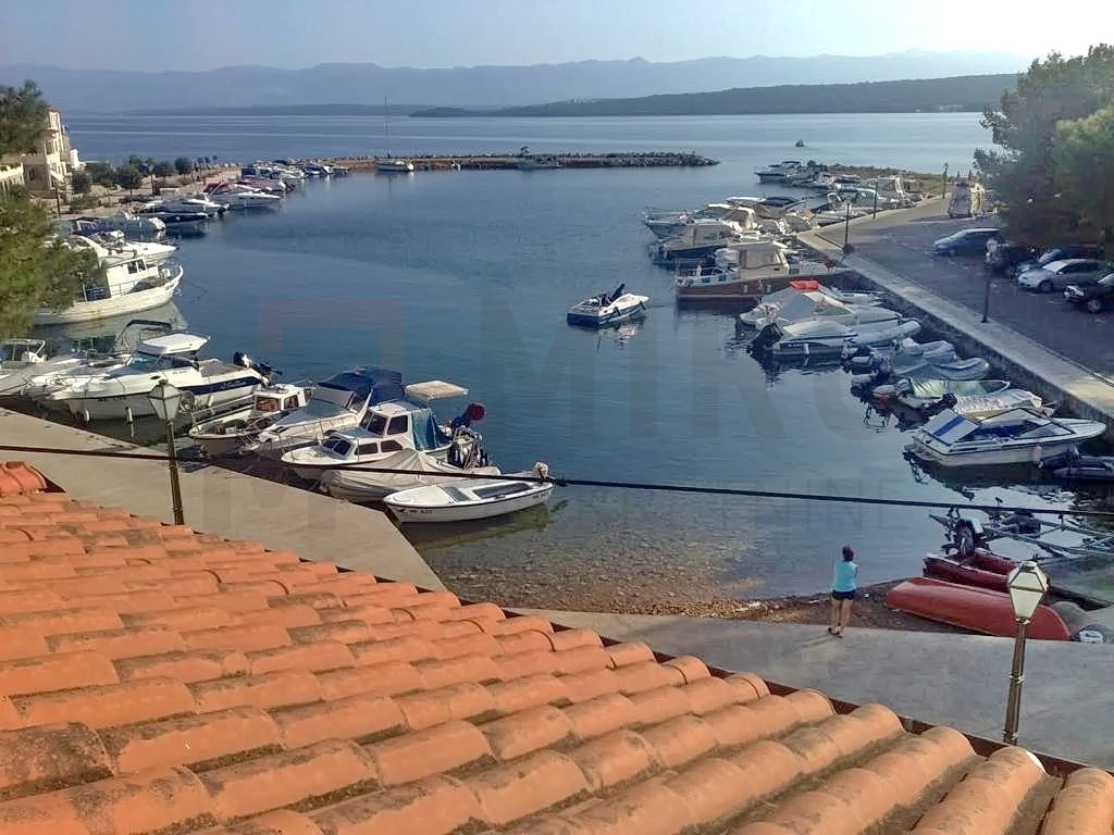 Malinska, hiša z 2 apartmajema, prva vrsta do morja, PRODAJA!
