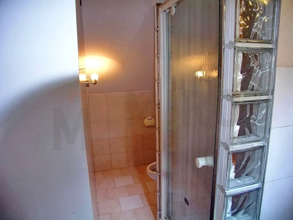 Malinska, hiša z 2 apartmajema, prva vrsta do morja, PRODAJA!