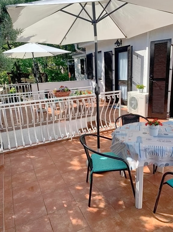 Malinska, apartmajska hiša z velikim vrtom na odlični lokaciji 250 m od morja!