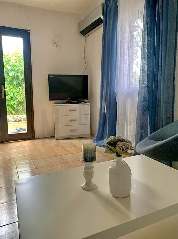 Malinska, apartmajska hiša z velikim vrtom na odlični lokaciji 250 m od morja!