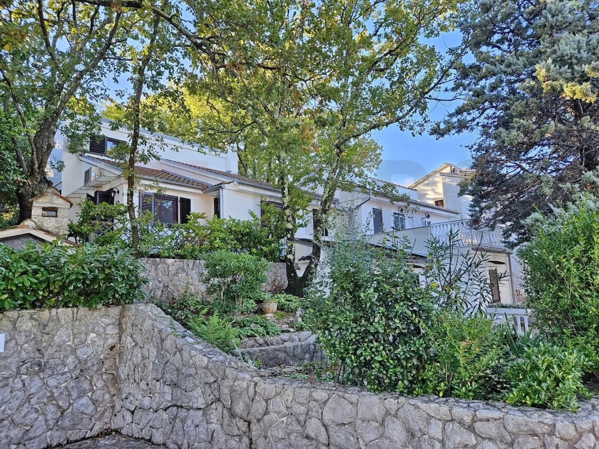 Malinska, apartmajska hiša z velikim vrtom na odlični lokaciji 250 m od morja!