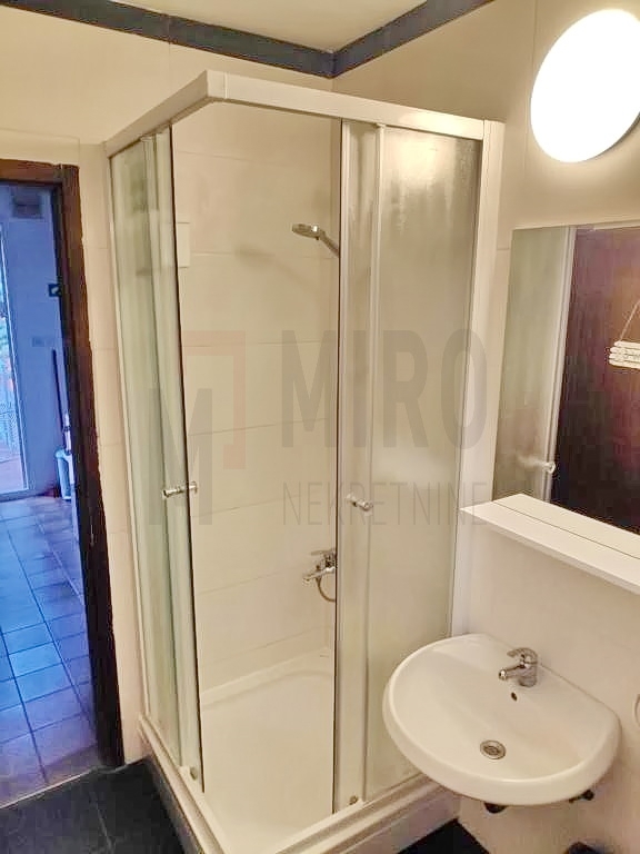 Malinska, apartmajska hiša z velikim vrtom na odlični lokaciji 250 m od morja!