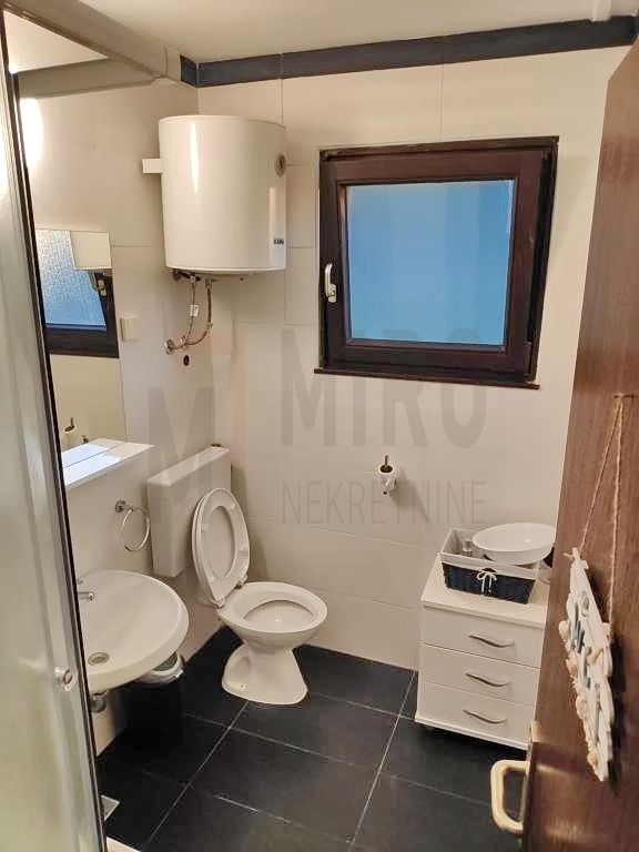 Malinska, apartmajska hiša z velikim vrtom na odlični lokaciji 250 m od morja!
