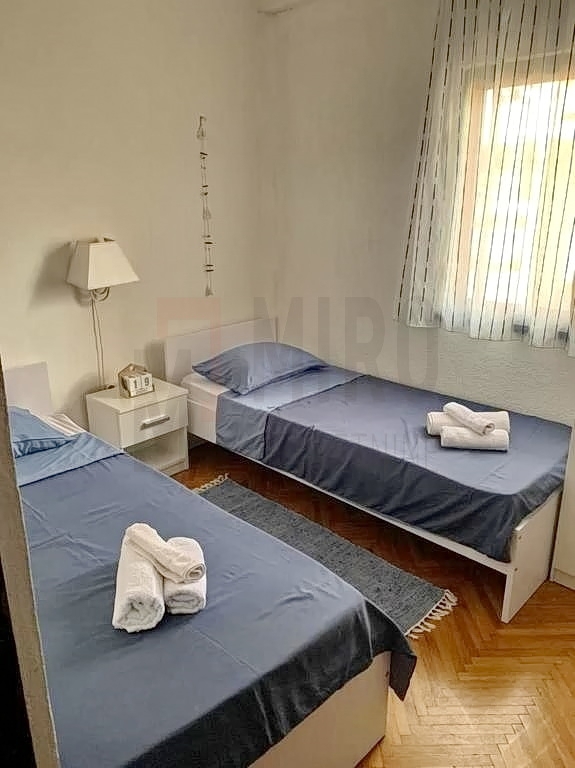 Malinska, apartmajska hiša z velikim vrtom na odlični lokaciji 250 m od morja!